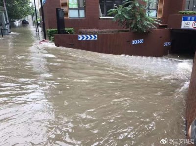 高速上暴雨怎么辦？牢記這幾步自保還能救人